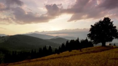 Zaman atlamalı bir günbatımı Karpat Dağları üzerinde.