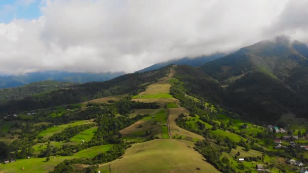 Vuelo Drone Sobre Hermosas Montañas Entre Las Nubes — Vídeos de Stock