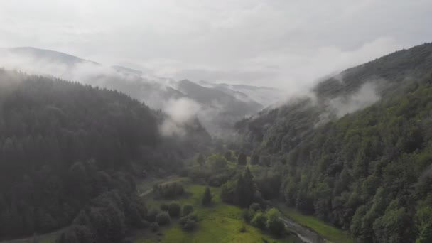 Летящий Беспилотник Над Красивыми Горами Среди Облаков — стоковое видео