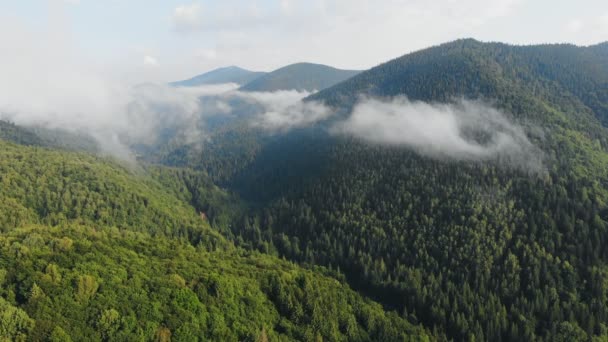 Flygande Drönare Över Vackra Berg Bland Moln — Stockvideo