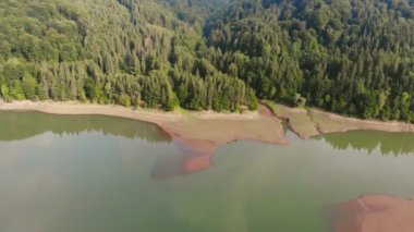 Bulutların arasındaki güzel dağların üzerinde uçan drone.