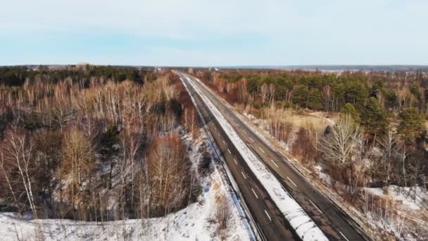 Воздушный Обзор Автомобилей Движущихся Дороге Зимний Сезон Между Заснеженными Лесами — стоковое видео