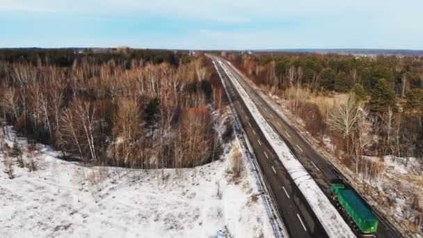 Widok Lotu Ptaka Drogi Sezonie Zimowym Między Lasem Pokrytym Śniegiem — Wideo stockowe