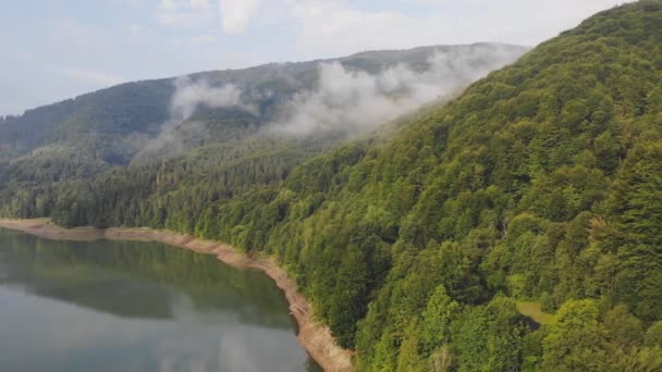 Baía Mar Cercada Por Montanhas Verdes Vídeo Filmado Com Drone — Vídeo de Stock