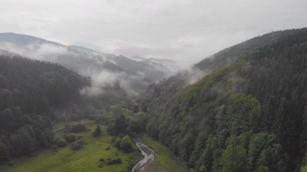 Drohne Fliegt Über Schöne Berge Zwischen Wolken — Stockvideo