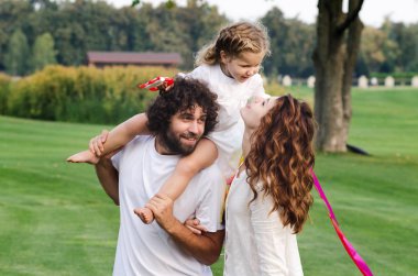 Parktaki mutlu genç aile