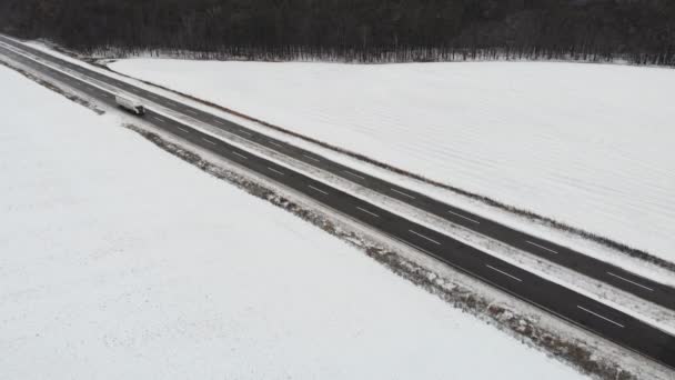 Luftaufnahme Von Autos Die Winter Auf Der Straße Zwischen Schneebedeckten — Stockvideo