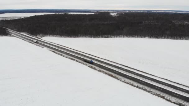 Luftaufnahme Von Autos Die Winter Auf Der Straße Zwischen Schneebedeckten — Stockvideo