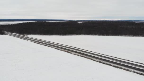 Vista Aérea Los Coches Que Conducen Carretera Temporada Invierno Entre — Vídeo de stock