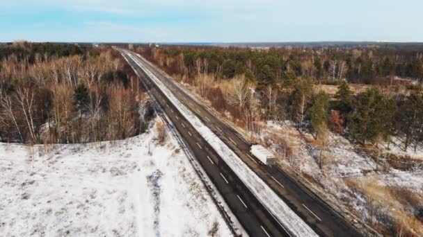 Vista Aérea Los Coches Que Conducen Carretera Temporada Invierno Entre — Vídeo de stock