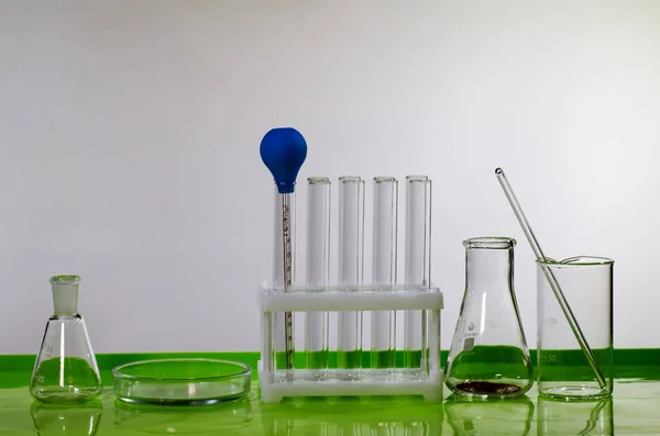 Un escritorio en un laboratorio de química o clínica . — Foto de Stock