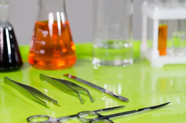 Un escritorio en un laboratorio de química o clínica . — Foto de Stock