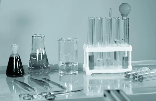 Uma mesa em um laboratório de química ou clínica . — Fotografia de Stock