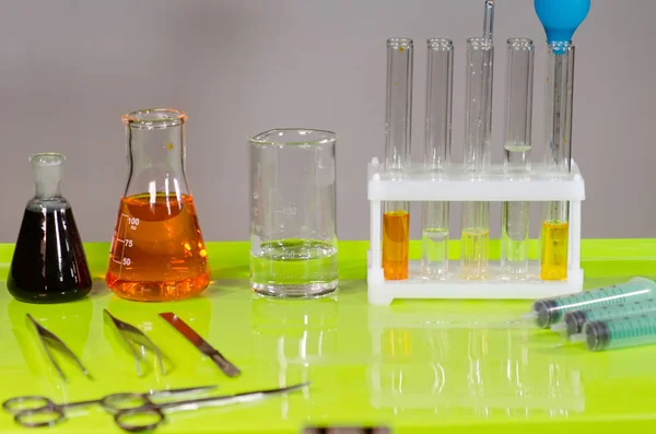 Uma mesa em um laboratório de química ou clínica . — Fotografia de Stock