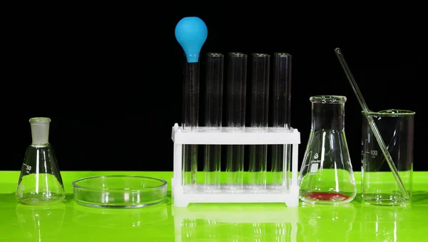 Un escritorio en un laboratorio de química o clínica . — Foto de Stock
