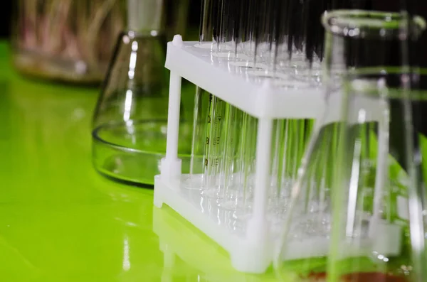 Uma mesa em um laboratório de química ou clínica . — Fotografia de Stock