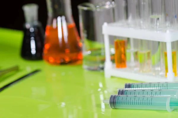 Ein Schreibtisch in einem Chemielabor oder einer Klinik. — Stockfoto