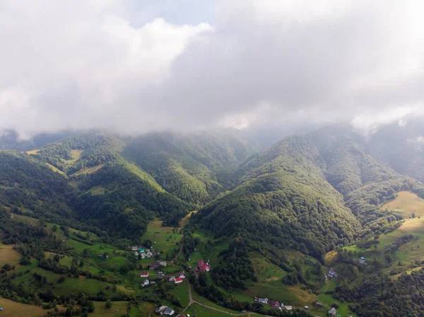 Dağlık bir kırsal bölgenin hava fotoğrafçılığı. — Stok fotoğraf