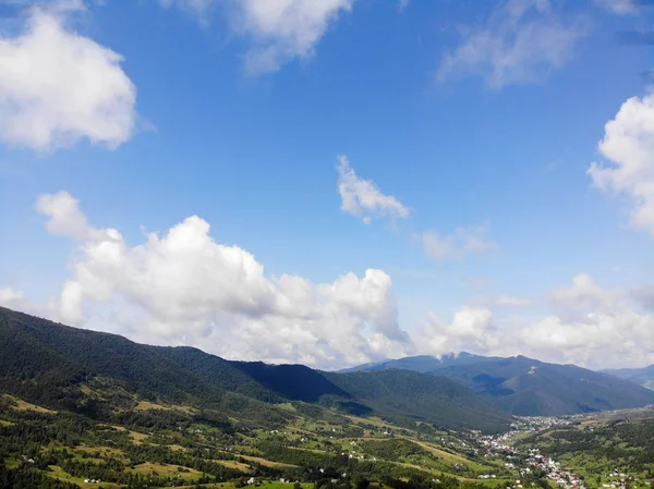 Dağlık bir kırsal bölgenin hava fotoğrafçılığı. — Stok fotoğraf