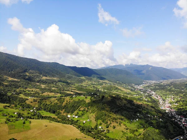 Fotografia aérea de uma paisagem montanhosa . — Fotografia de Stock