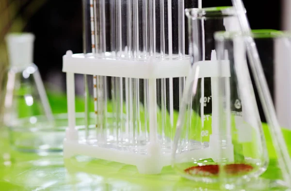 Uma mesa em um laboratório de química ou clínica . — Fotografia de Stock