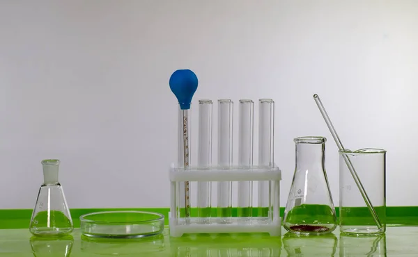 Un escritorio en un laboratorio de química o clínica . — Foto de Stock