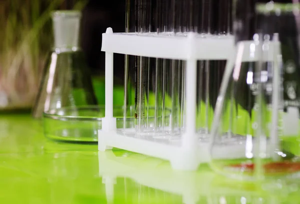 Uma mesa em um laboratório de química ou clínica . — Fotografia de Stock