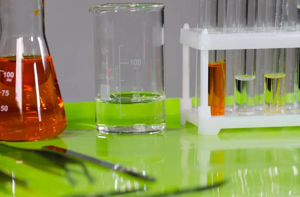 Uma mesa em um laboratório de química ou clínica . — Fotografia de Stock