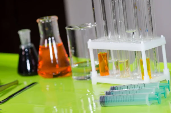 Uma mesa em um laboratório de química ou clínica . — Fotografia de Stock