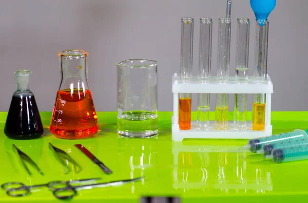 Uma mesa em um laboratório de química ou clínica . — Fotografia de Stock