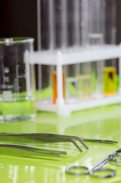 Un escritorio en un laboratorio de química o clínica . — Foto de Stock