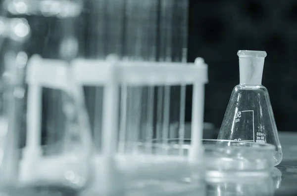 Uma mesa em um laboratório de química ou clínica . — Fotografia de Stock