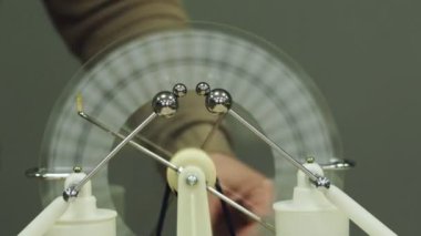 Bir Wimshurst makinesinden şarj ayrılmasıyla oluşan bir laboratuarda küçük bir yıldırım boşalması. Bilim deneyi.