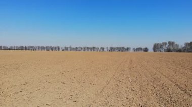 İlkbaharın başlarında bir tarım alanının hava görüntüleri.