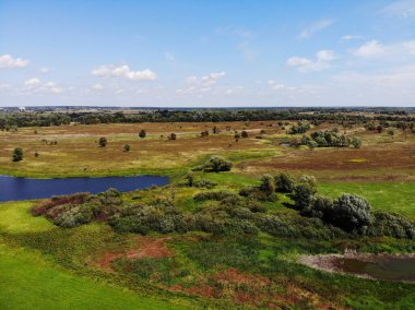 Nehir vadisindeki yeşil güzel çayırlar. Fotoğraf profesyonel bir İHA 'dan çekildi..