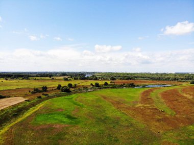 Nehir vadisindeki yeşil güzel çayırlar. Fotoğraf profesyonel bir İHA 'dan çekildi..