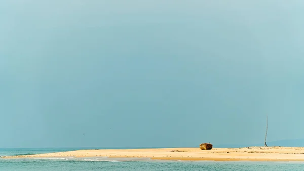 Одинокая Лодка Пляже Морском Фоне — стоковое фото