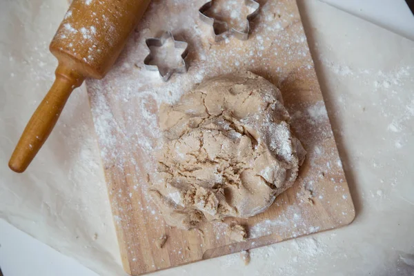 Deeg mooi kok koken esthetiek. Viering. Nieuwjaar. Peperkoek, cookies. Servies, recept, keuken. Gezellig huis kok thuis eten home kookgerei. Oranje perkament. ovenschaal gietvormen voor cookies ster bladerdeeg. bloem de plunjer. SPI — Stockfoto