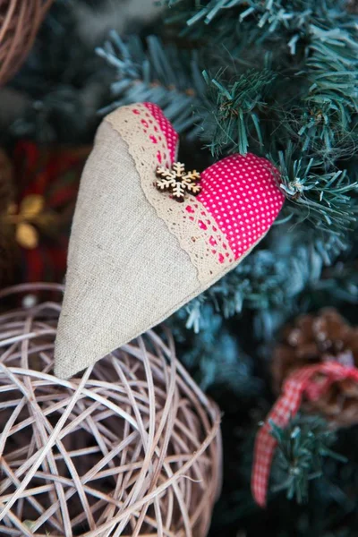 Kuscheliges handgemachtes Weihnachtsspielzeug aus Naturmaterialien. — Stockfoto