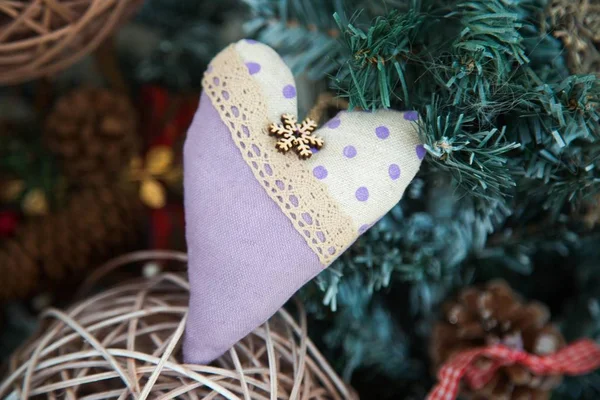 Kuscheliges handgemachtes Weihnachtsspielzeug aus Naturmaterialien. — Stockfoto