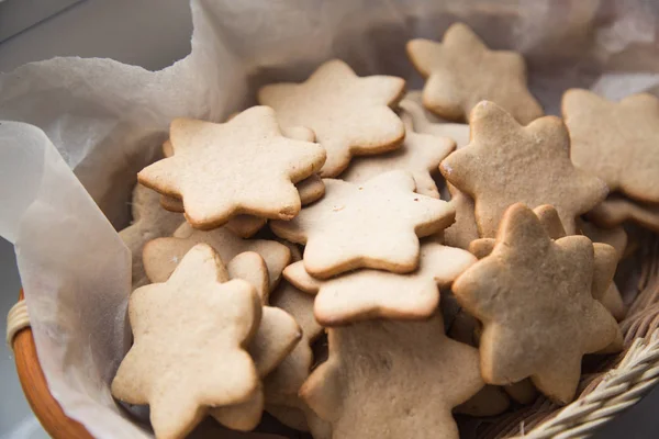 Deeg mooi kok koken esthetiek. Viering. Nieuwjaar. Peperkoek, cookies. Servies, recept, keuken. Gezellig huis kok thuis eten home kookgerei. Oranje perkament. ovenschaal gietvormen voor cookies ster bladerdeeg — Stockfoto