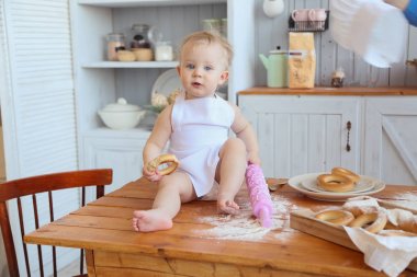 Bebek yemek ev yapımı kekler. Erken ilkbaharda, Paskalya ve küçük bir kız mutfakta Şef'in kılık pişiren ekmek ve bisküvi. Kız un kirlendi. Annemin yardımcı
