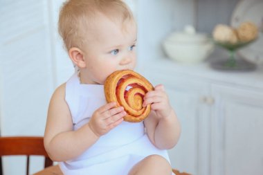 Bebek yemek ev yapımı kekler. Erken ilkbaharda, Paskalya ve küçük bir kız mutfakta Şef'in kılık pişiren ekmek ve bisküvi. Kız un kirlendi. Annemin yardımcı