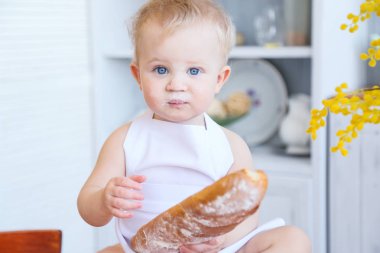 Bebek yemek ev yapımı kekler. Erken ilkbaharda, Paskalya ve küçük bir kız mutfakta Şef'in kılık pişiren ekmek ve bisküvi. Kız un kirlendi. Annemin yardımcı