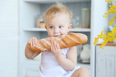 Bebek yemek ev yapımı kekler. Erken ilkbaharda, Paskalya ve küçük bir kız mutfakta Şef'in kılık pişiren ekmek ve bisküvi. Kız un kirlendi. Annemin yardımcı