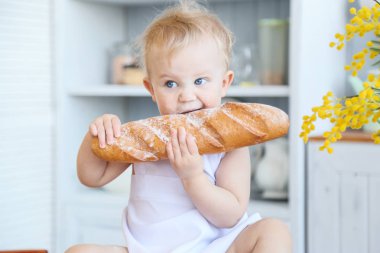 Bebek yemek ev yapımı kekler. Erken ilkbaharda, Paskalya ve küçük bir kız mutfakta Şef'in kılık pişiren ekmek ve bisküvi. Kız un kirlendi. Annemin yardımcı
