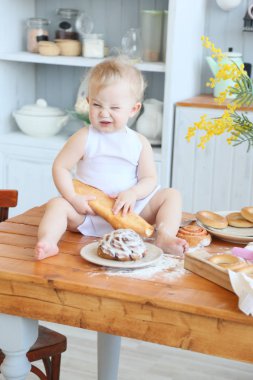 Bebek yemek ev yapımı kekler. Erken ilkbaharda, Paskalya ve küçük bir kız mutfakta Şef'in kılık pişiren ekmek ve bisküvi. Kız un kirlendi. Annemin yardımcı