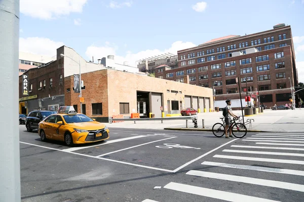  NY. New York. Sert bir taksi, gökdelenler, neon işaretlerdir çok büyük bir şehir. Şehrin uyku yok. Manhattan