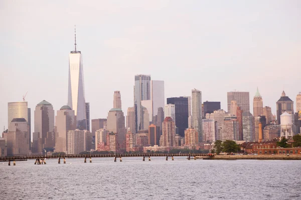 Ny. New York-i. Egy merev taxi, felhőkarcolók, fényreklámok egy hatalmas város. A város nem alszik. Manhattan — Stock Fotó