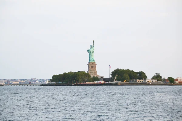 Nueva York. Nueva York. Un taxi rígido, rascacielos, letreros de neón son una gran ciudad. La ciudad no duerme. Manhattan —  Fotos de Stock